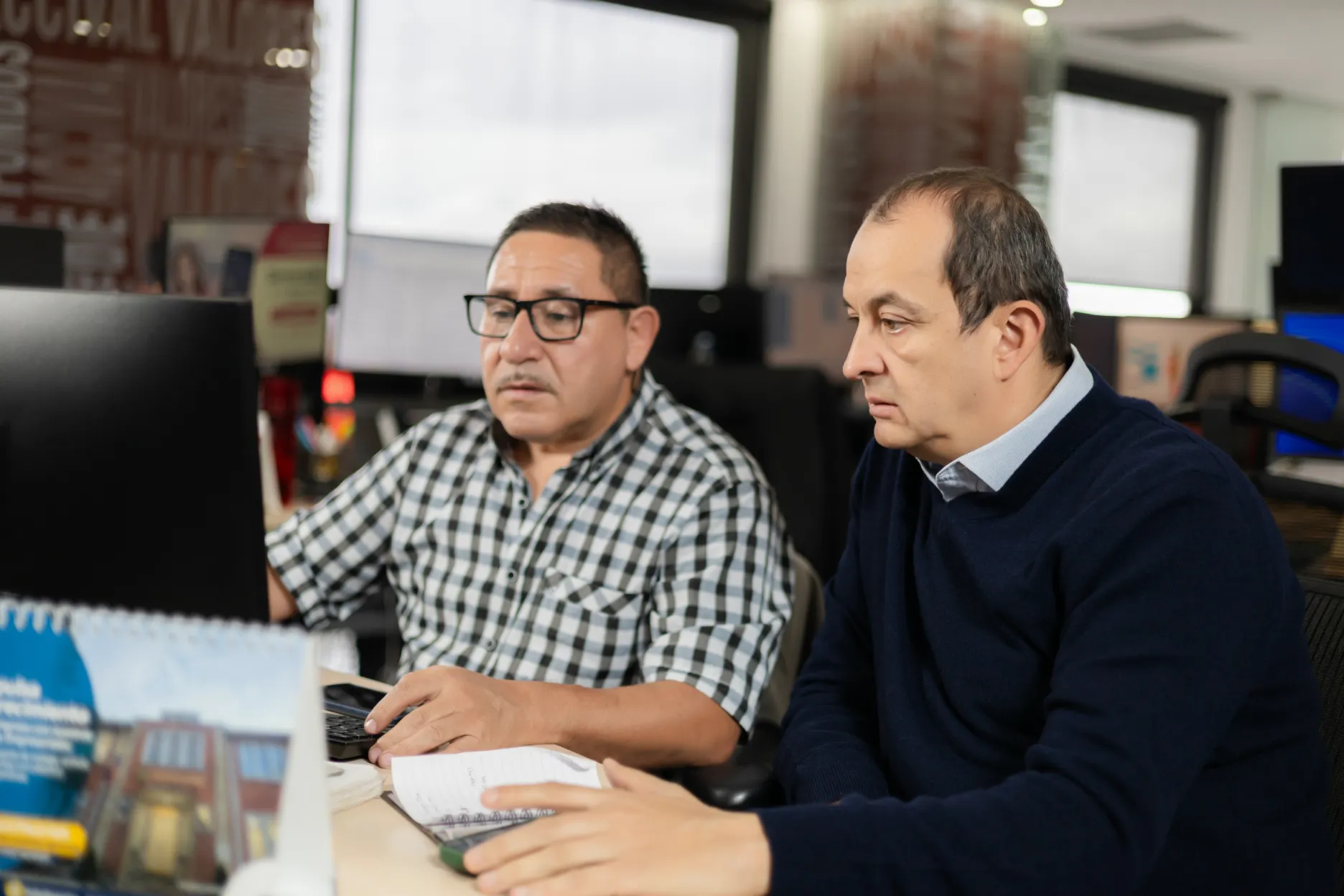 Acciones y Valores – asistentes en el salón – fotografía corporativa en Colombia