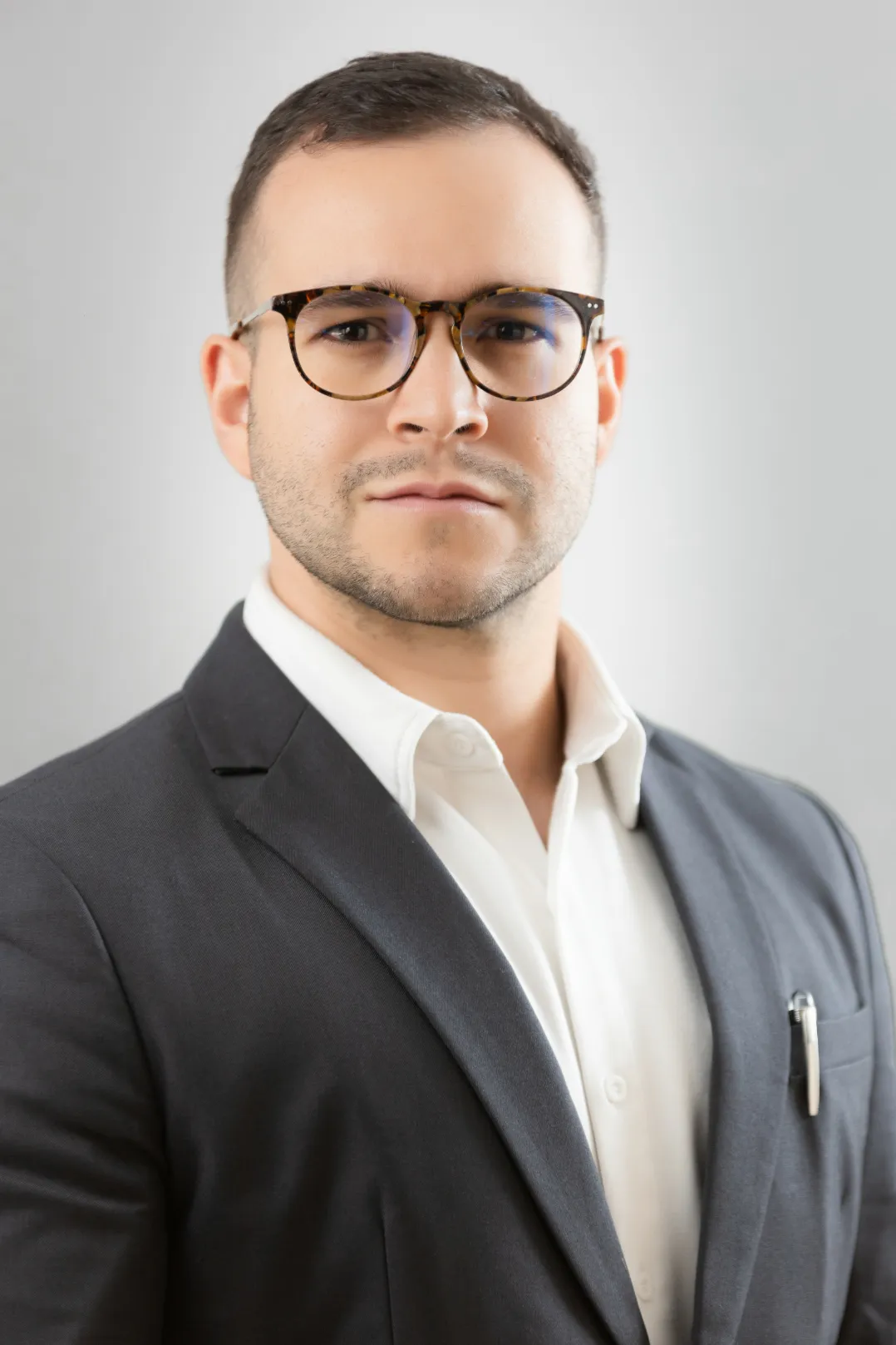 Acciones y Valores – firma de acuerdo – fotografía corporativa en Colombia