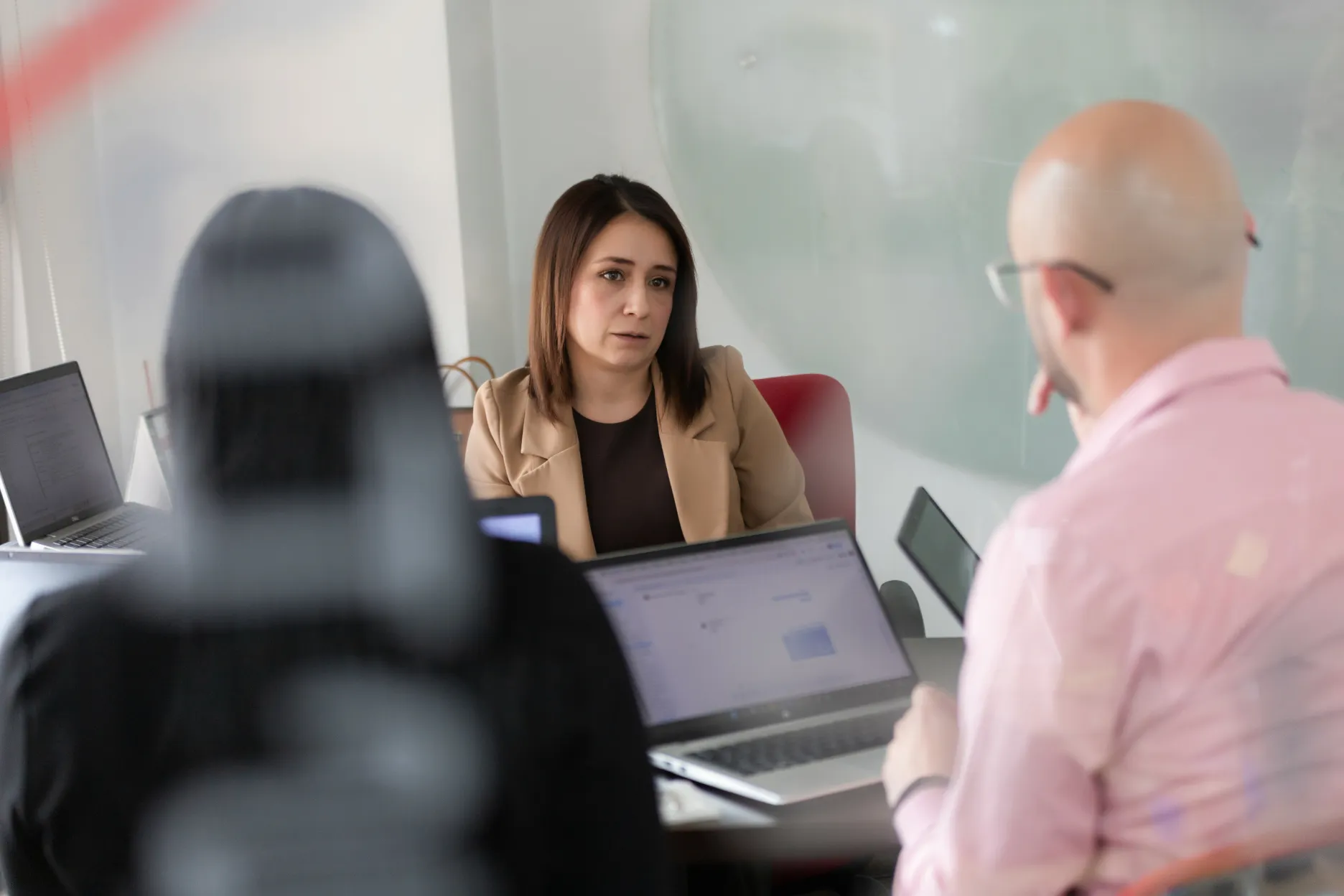 Acciones y Valores – asistentes en el salón – fotografía corporativa en Colombia