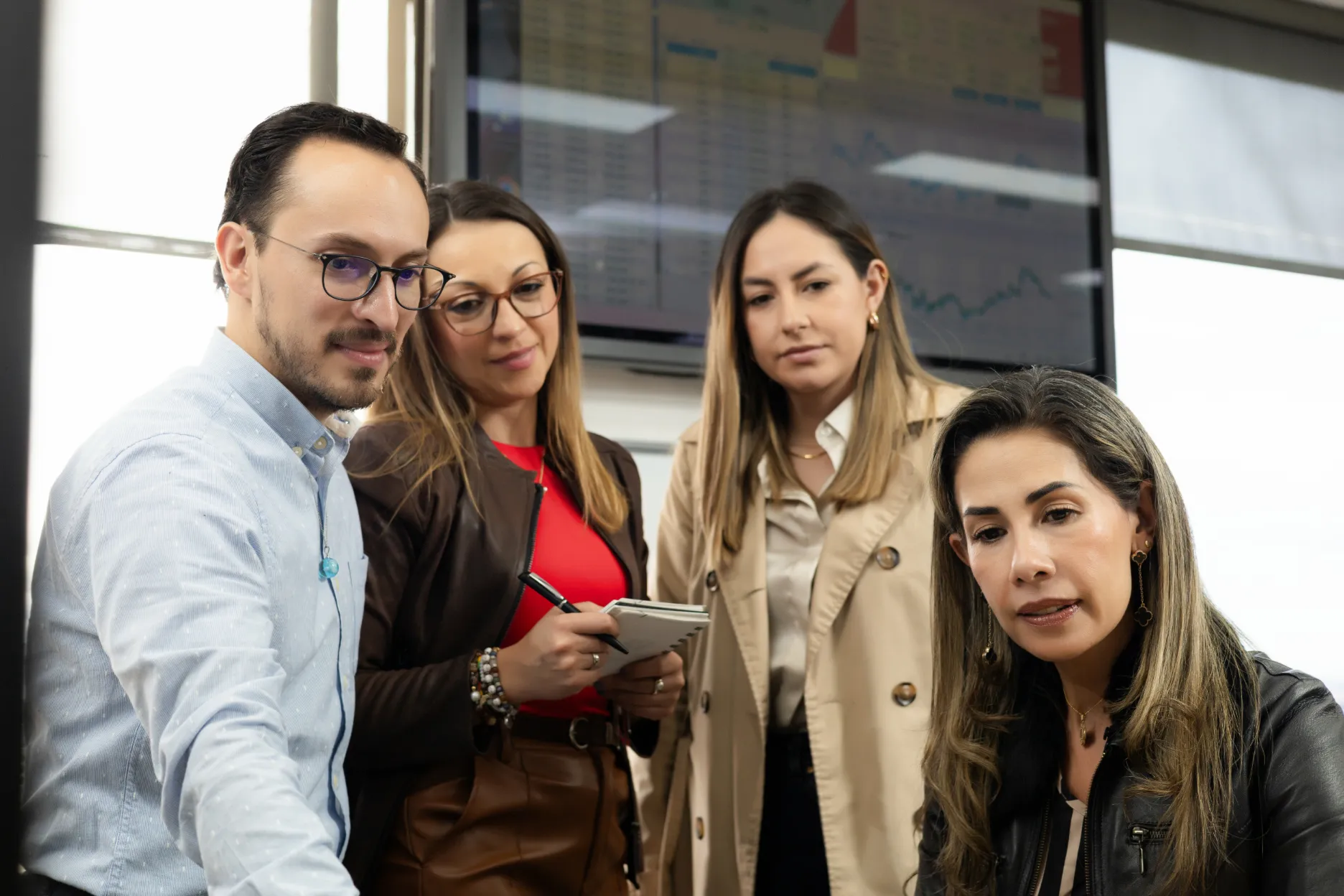 Acciones y Valores – directivos durante el acto – fotografía corporativa en Colombia