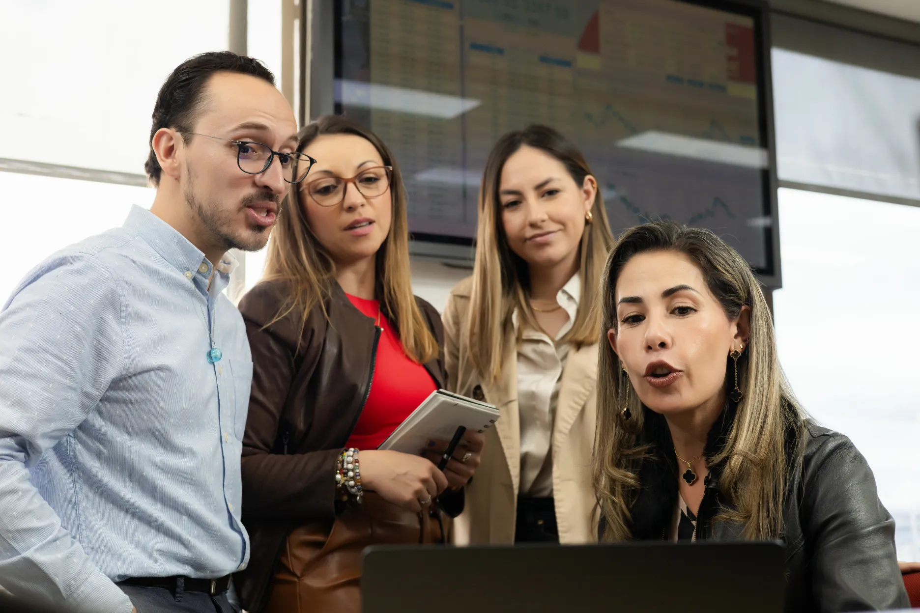 Acciones y Valores – asistentes en el salón – fotografía corporativa en Colombia