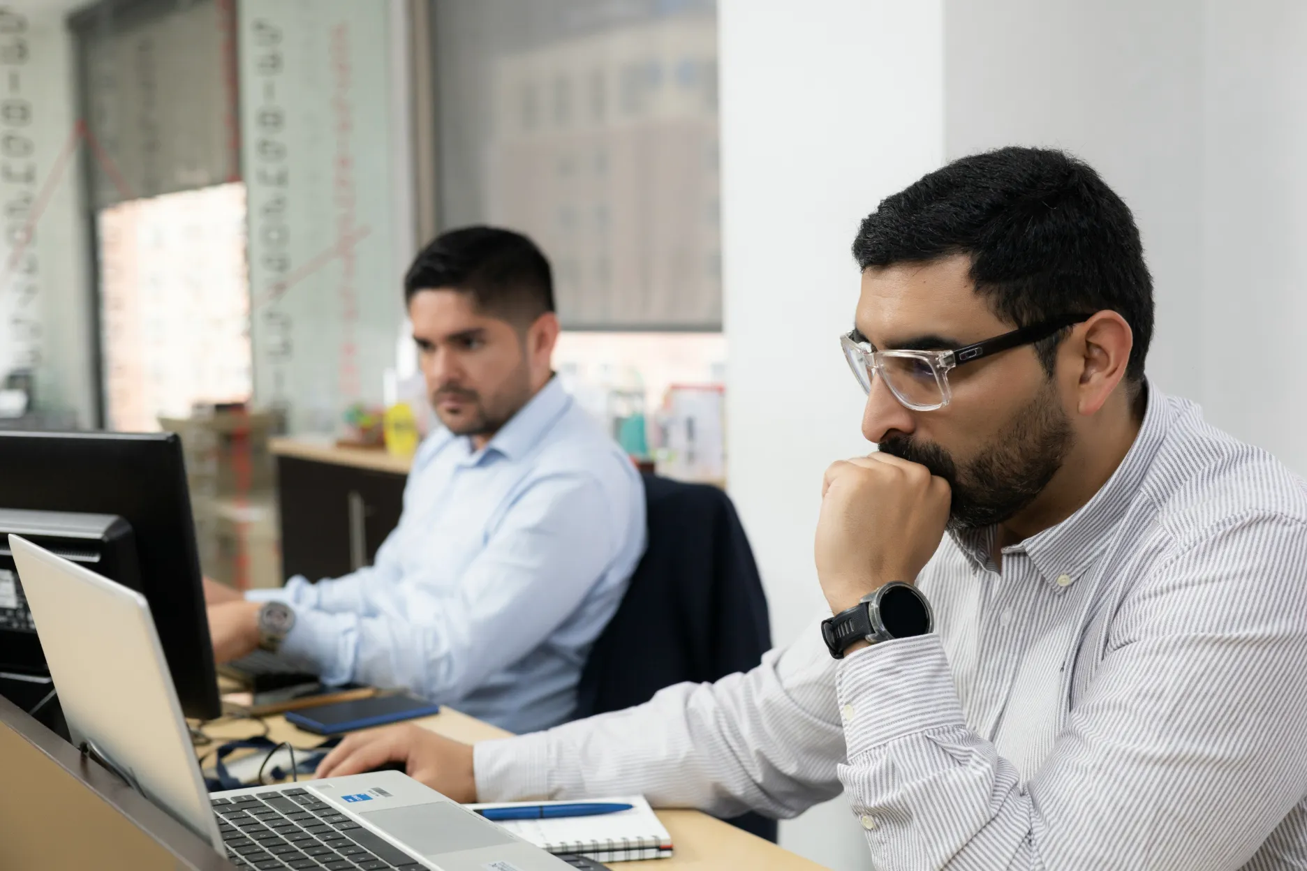 Acciones y Valores – asistentes en el salón – fotografía corporativa en Colombia