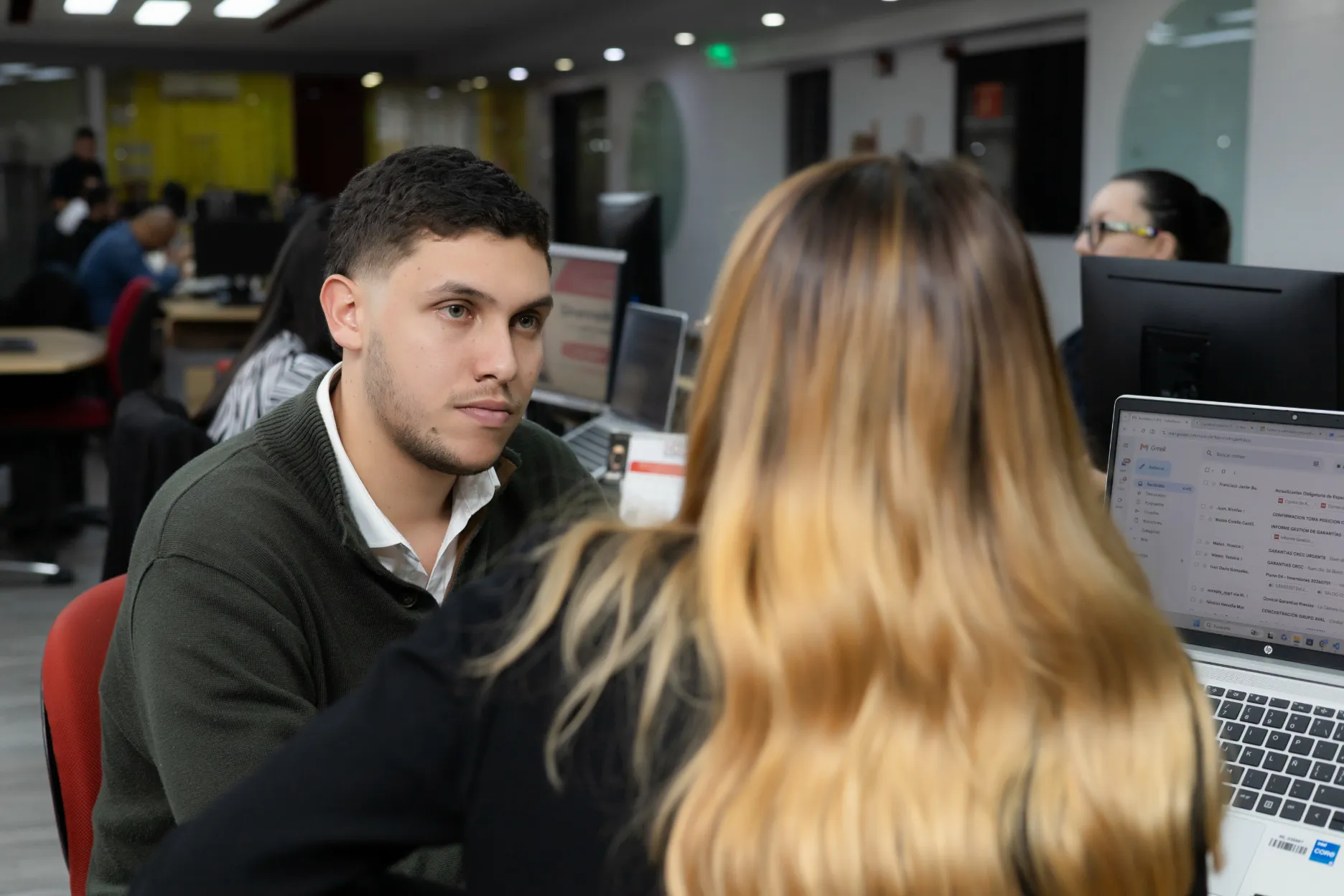 Acciones y Valores – firma de acuerdo – fotografía corporativa en Colombia