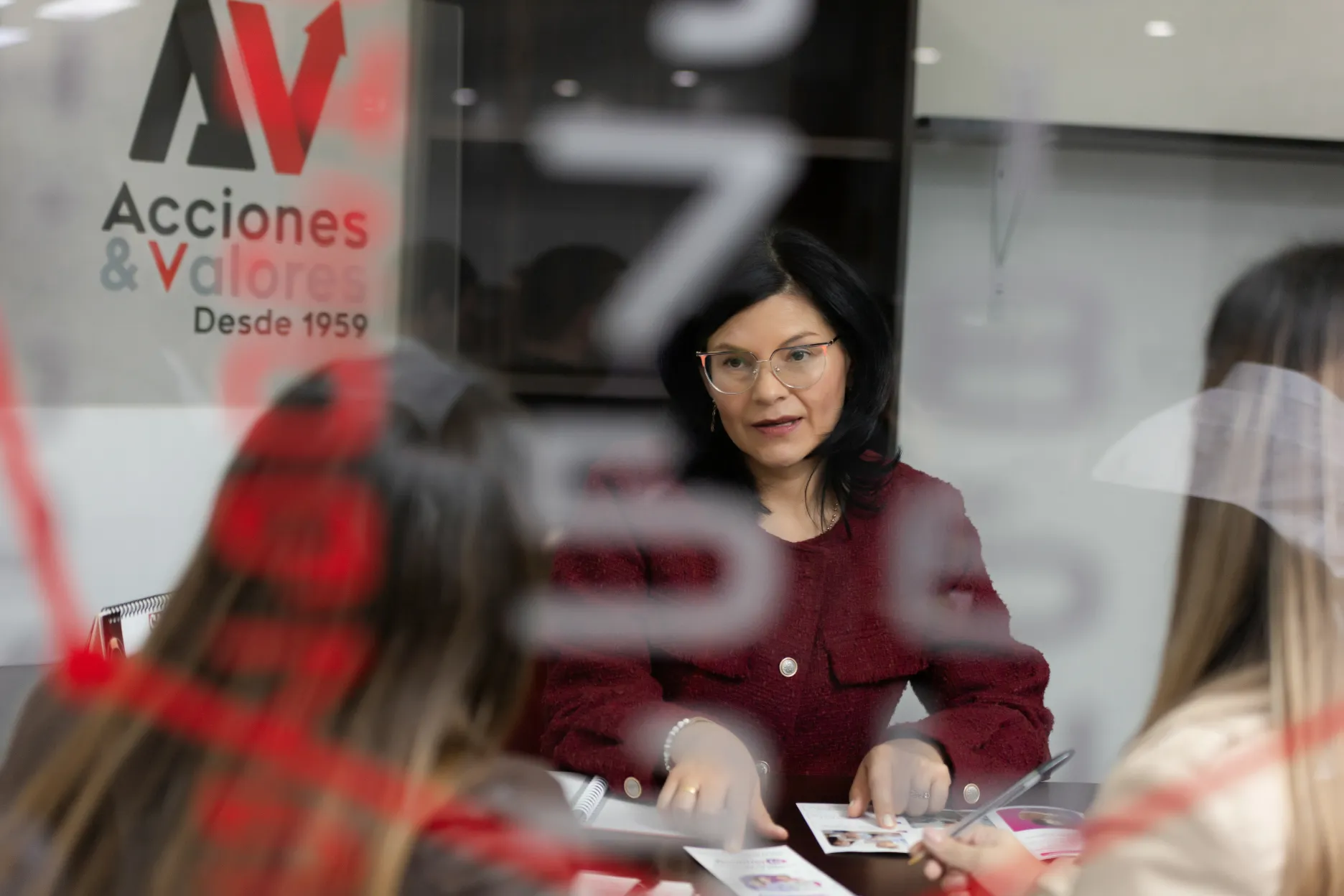 Acciones y Valores – firma de acuerdo – fotografía corporativa en Colombia