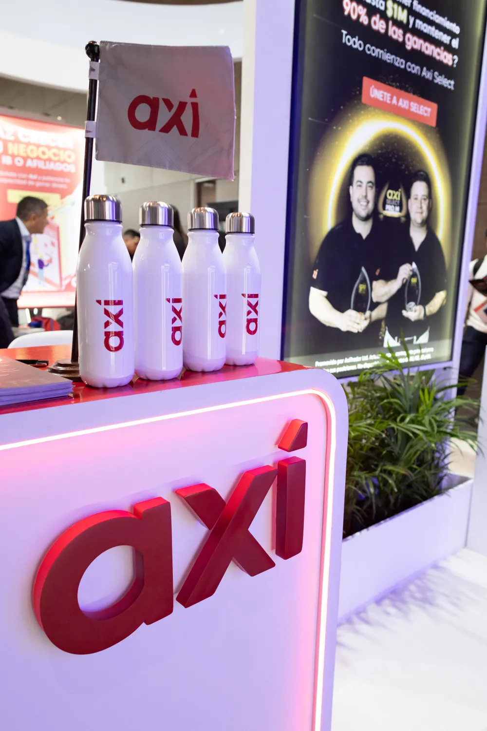 Axi Money Expo – detalle del diseño del stand – fotografía corporativa en Bogotá