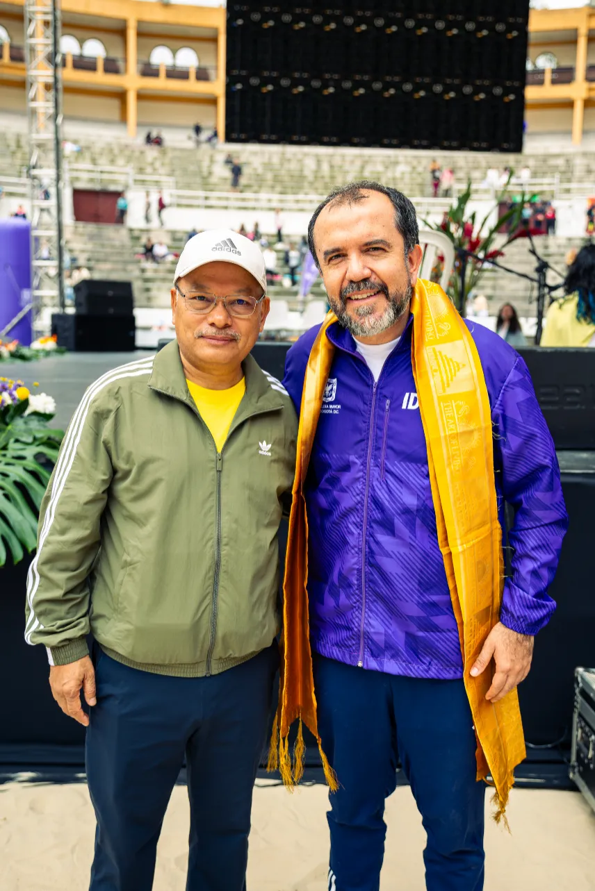 Día Mundial del Yoga – asistentes en el salón – fotografía corporativa en Bogotá