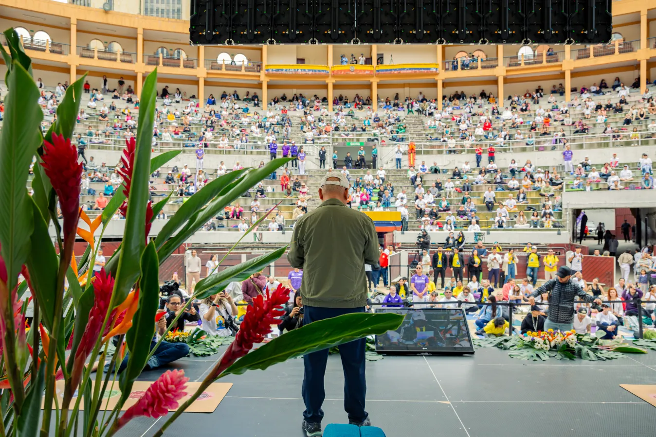 Día Mundial del Yoga – intervención en el escenario – fotografía corporativa en Bogotá