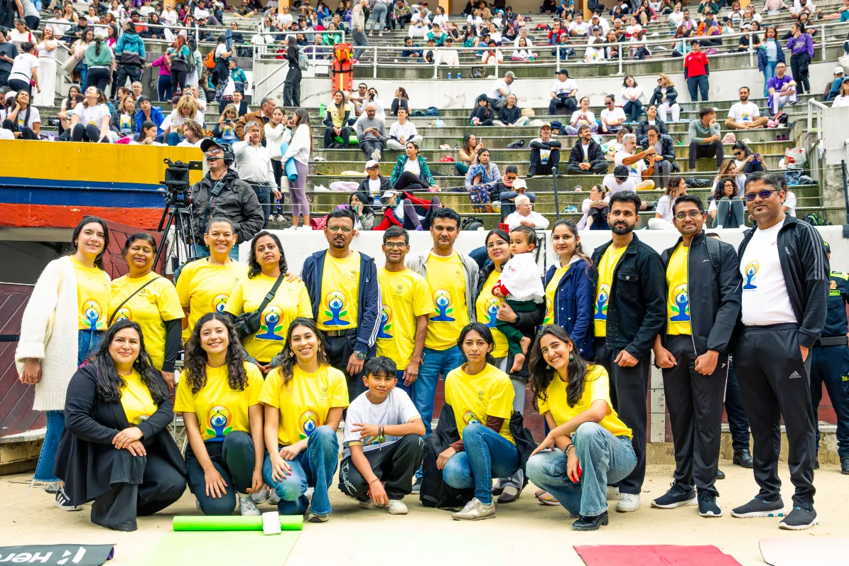 Día Mundial del Yoga – firma de acuerdo – fotografía corporativa en Bogotá