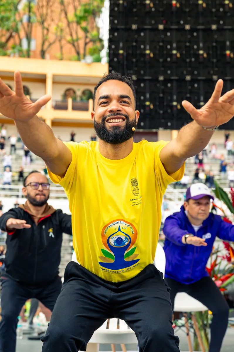 Día Mundial del Yoga – momento destacado del evento – fotografía corporativa en Bogotá