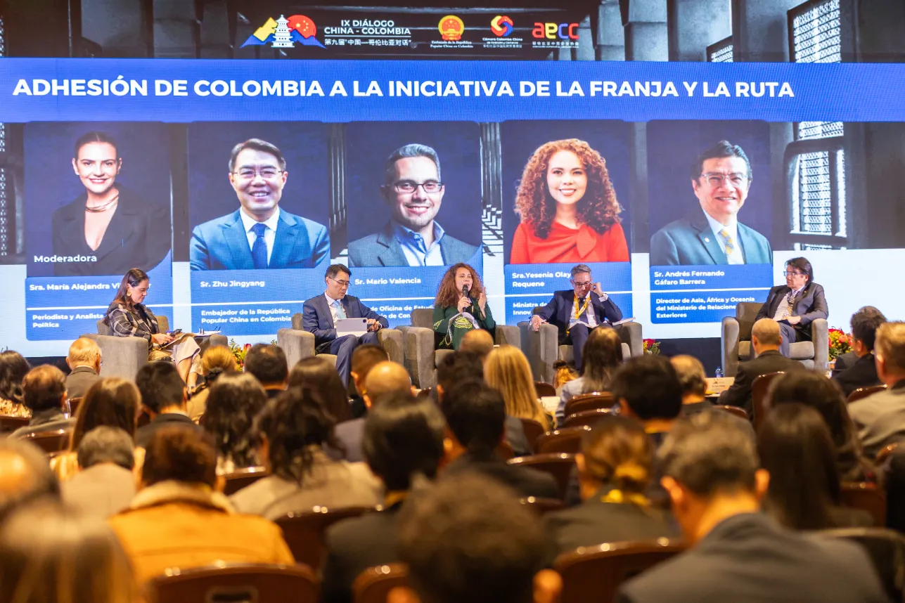 Diálogo ColomboChina – firma de acuerdo bilateral – fotografía corporativa en Bogotá