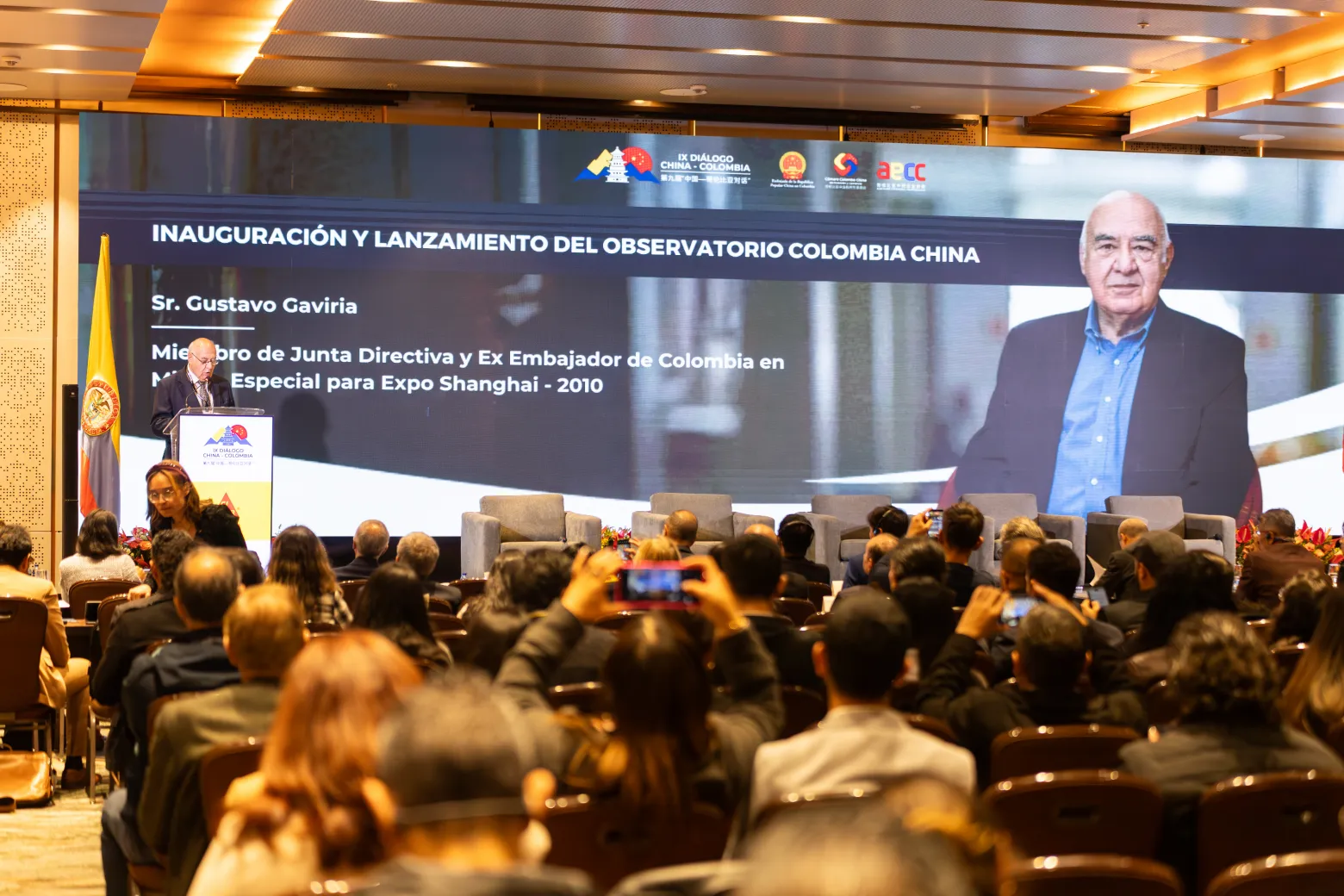Diálogo ColomboChina – momento ceremonial del encuentro – fotografía corporativa en Bogotá