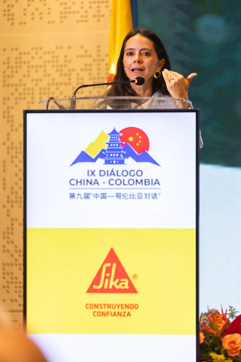 Diálogo ColomboChina – acto protocolar con delegados – fotografía corporativa en Bogotá
