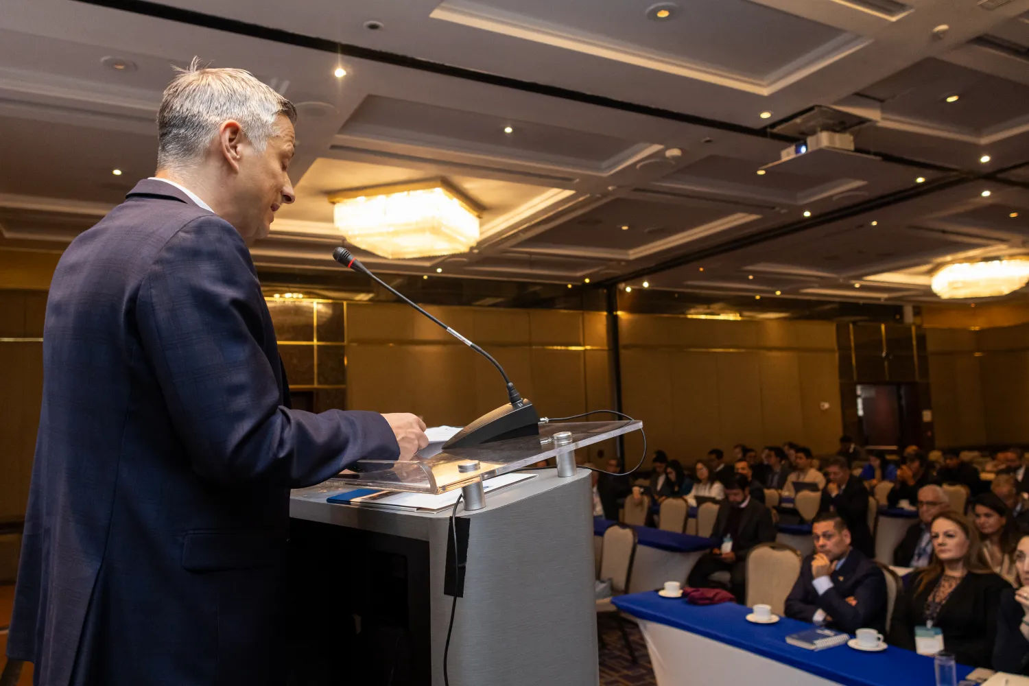 Foro Cámara colombo alemana de industria y comercio – presentación en pantalla grande – fotografía corporativa en Bogotá