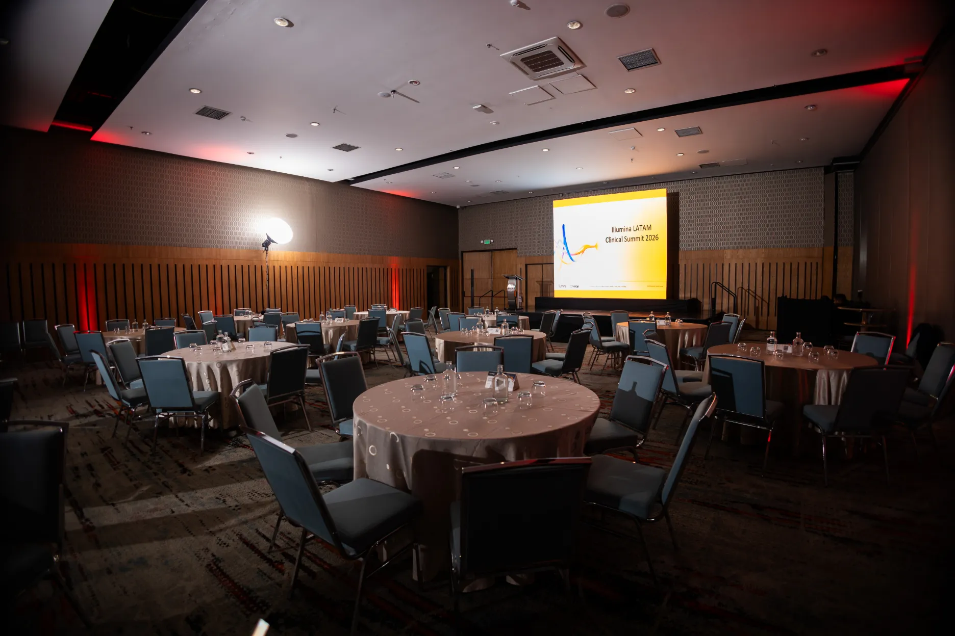 Illumina Latam Summit 2026 – asistentes en el salón – fotografía corporativa en Colombia