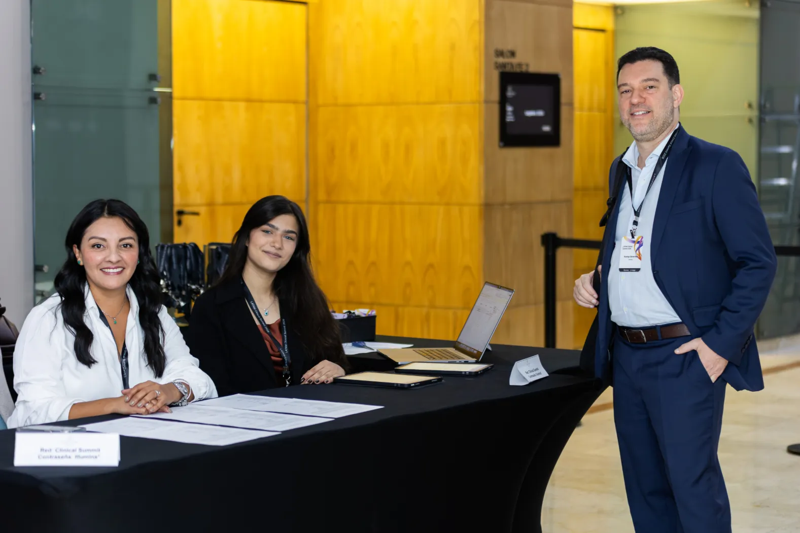 Illumina Latam Summit 2026 – directivos durante el acto – fotografía corporativa en Colombia