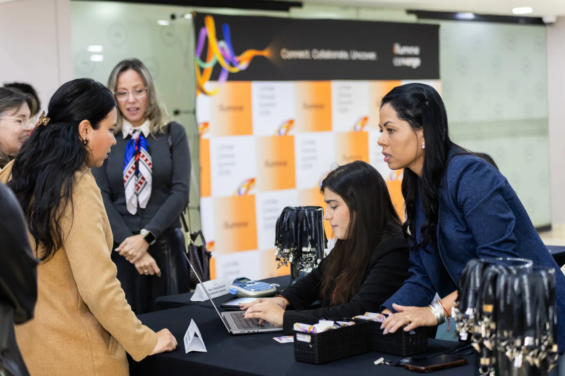 Illumina Latam Summit 2026 – directivos durante el acto – fotografía corporativa en Colombia