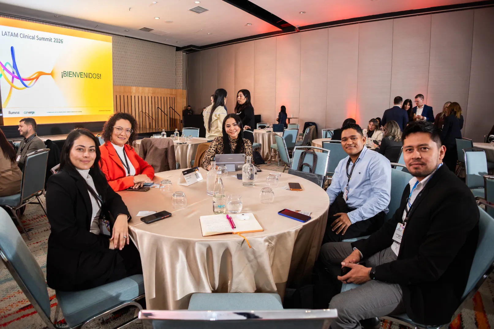 Illumina Latam Summit 2026 – directivos durante el acto – fotografía corporativa en Colombia