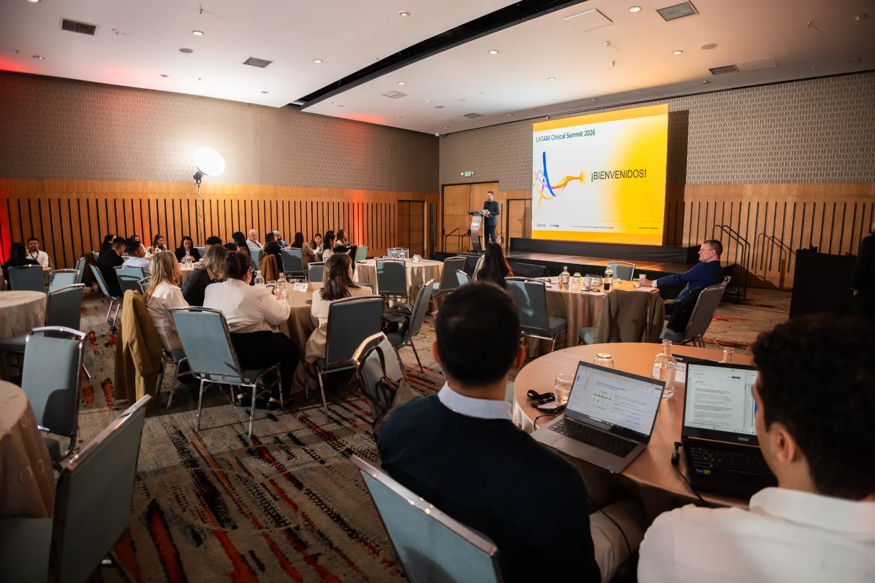 Illumina Latam Summit 2026 – asistentes en el salón – fotografía corporativa en Colombia
