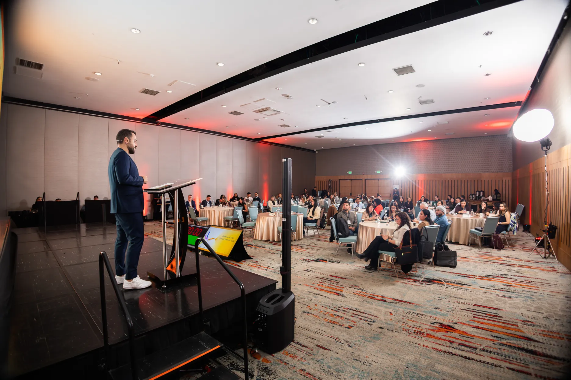 Illumina Latam Summit 2026 – directivos durante el acto – fotografía corporativa en Colombia