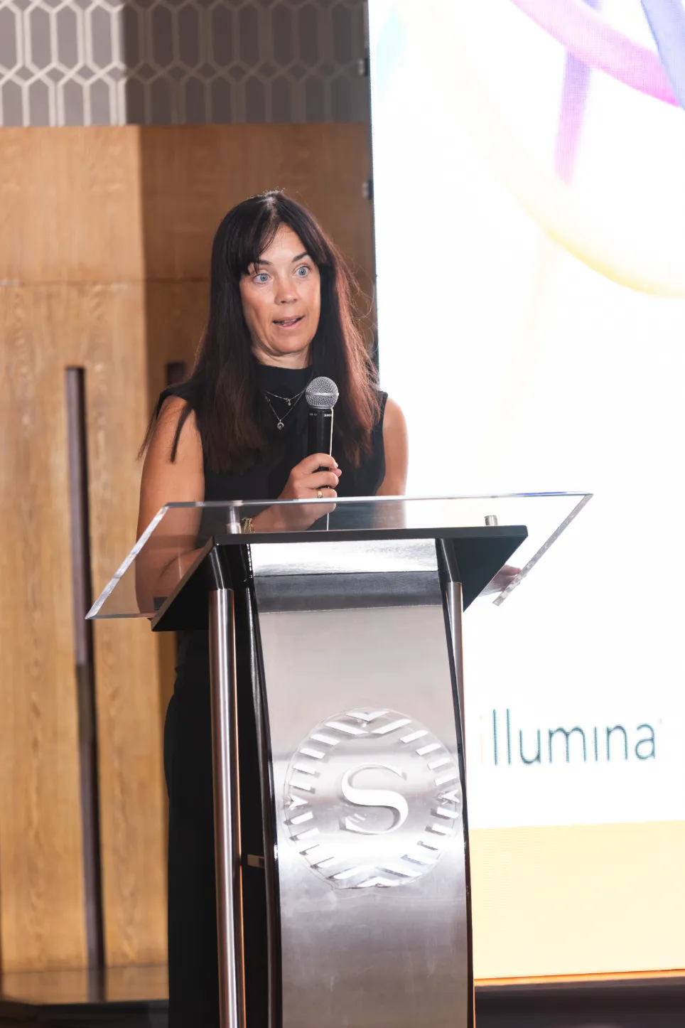 Illumina Latam Summit 2026 – intervención en el escenario – fotografía corporativa en Colombia