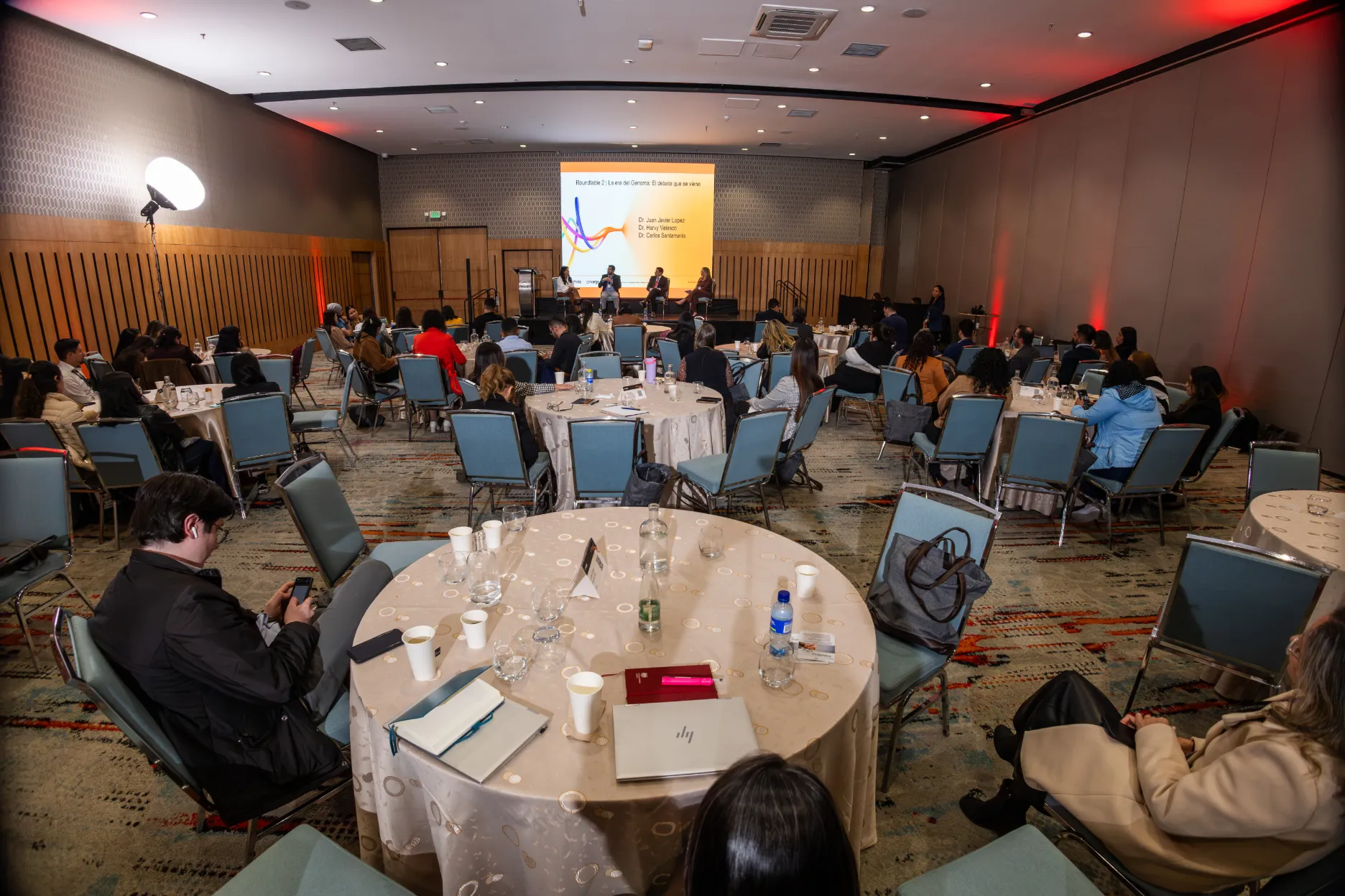 Illumina Latam Summit 2026 – asistentes en el salón – fotografía corporativa en Colombia