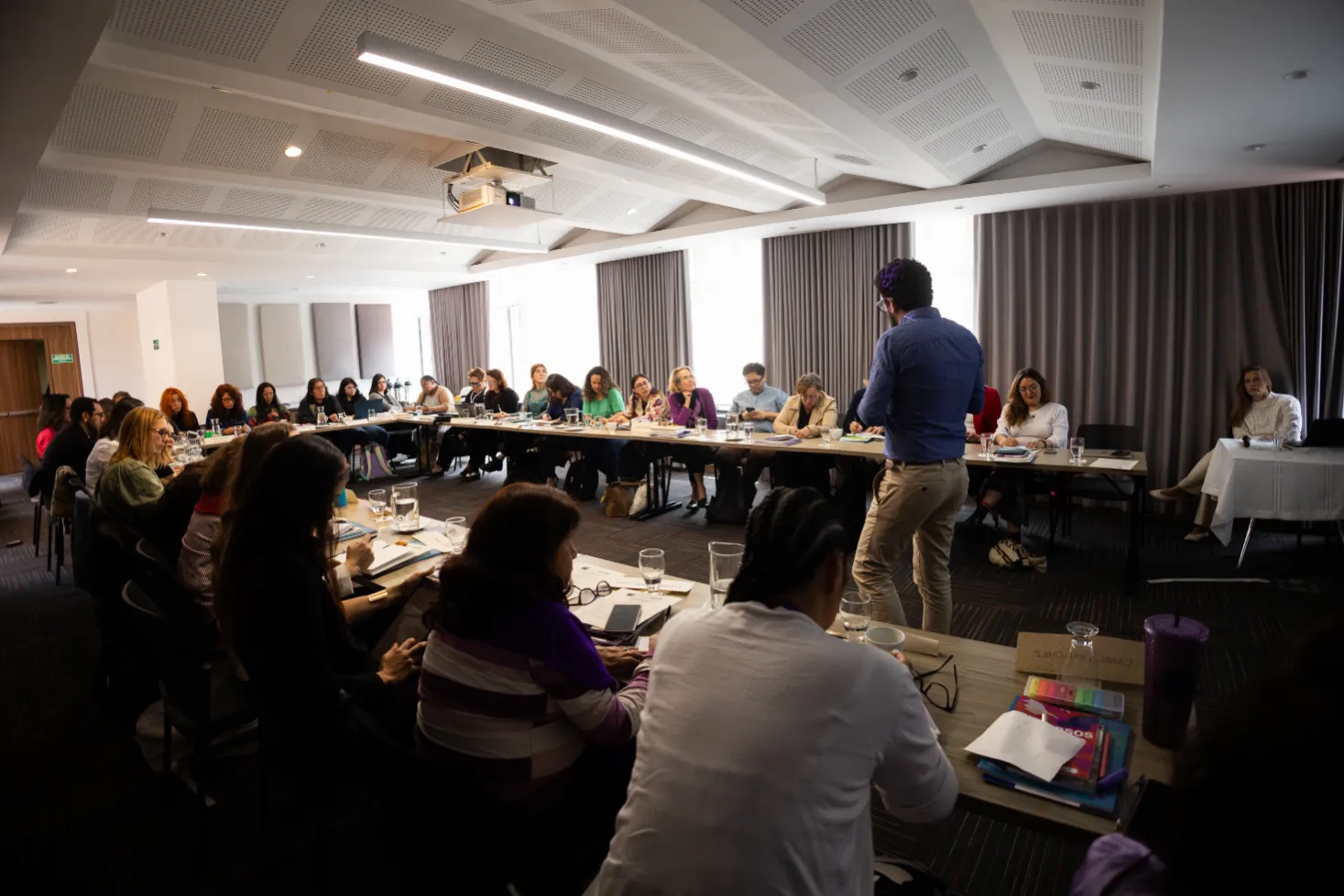 Otros Cruces – directivos durante el acto – fotografía corporativa en Bogotá