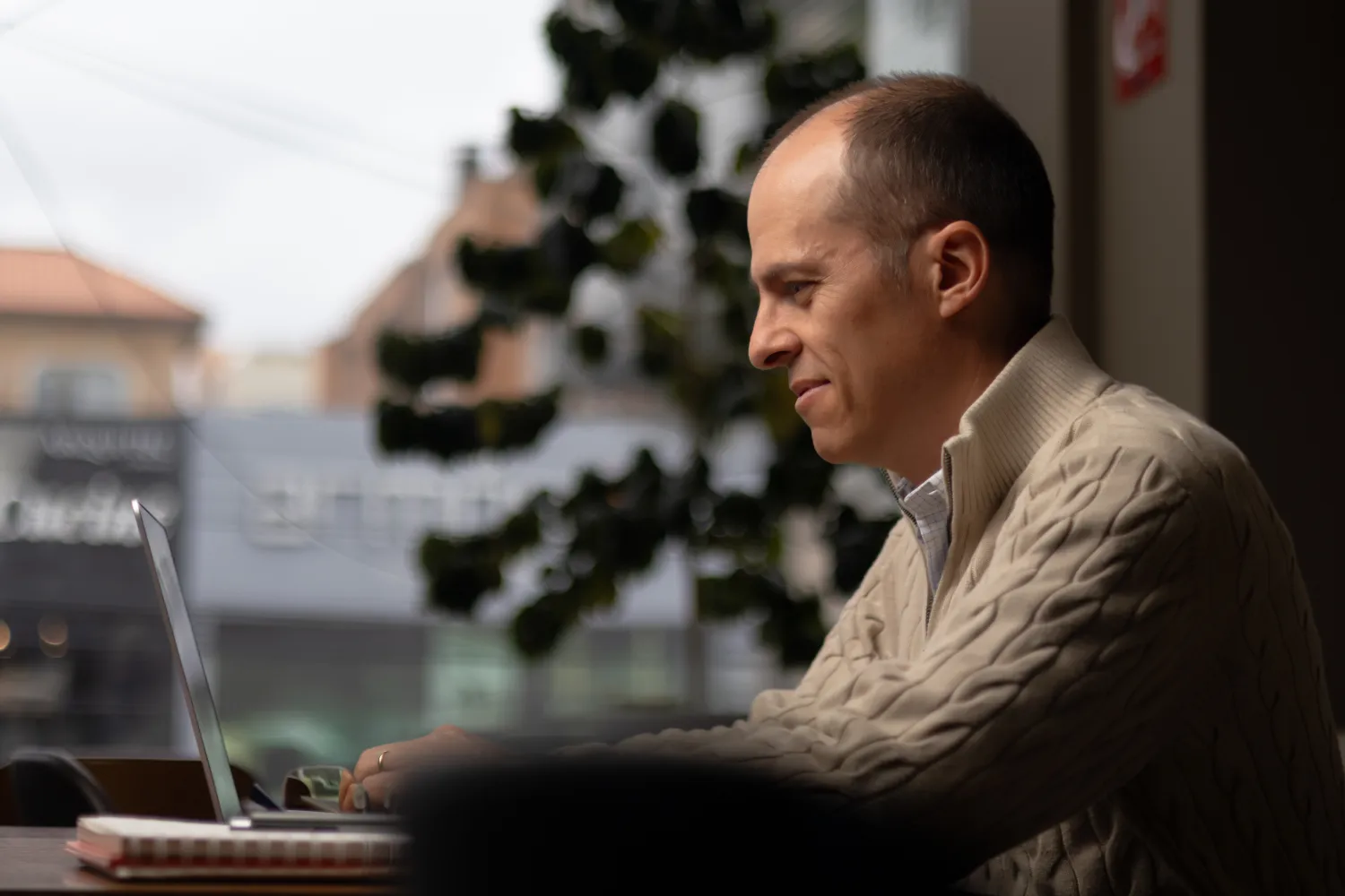 Felipe Alarcón – imagen corporativa para LinkedIn – fotografía corporativa en Bogotá