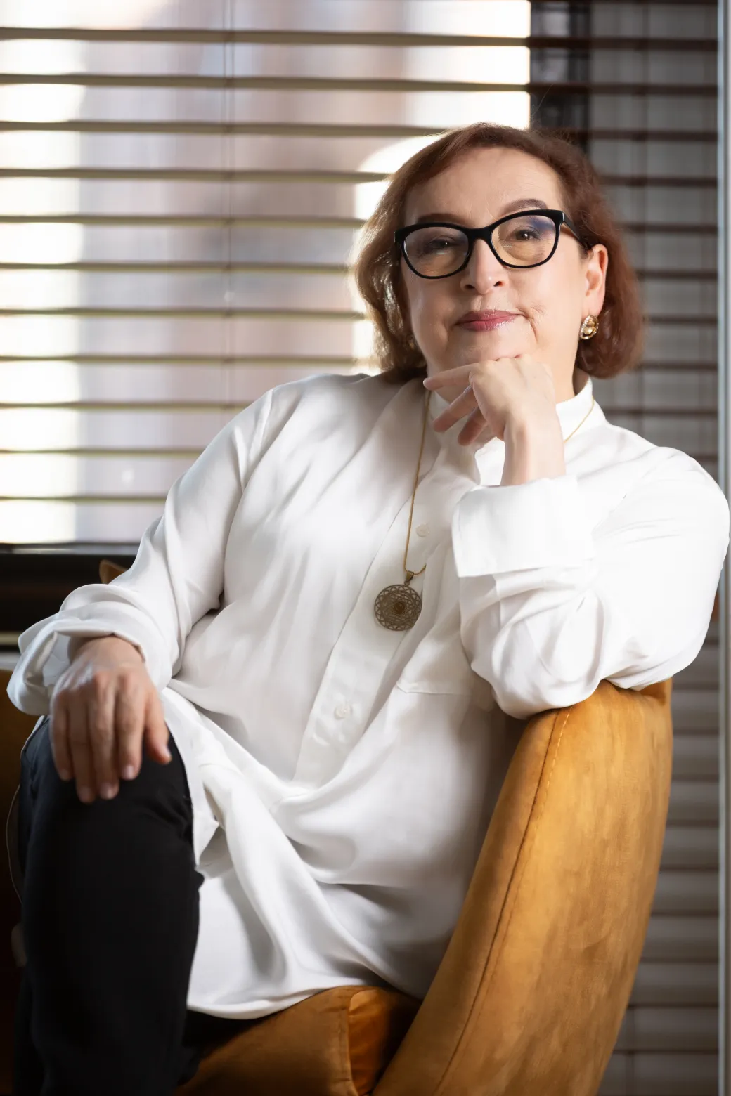Maritza Sandoval – retrato institucional con iluminación controlada – fotografía corporativa en Bogotá