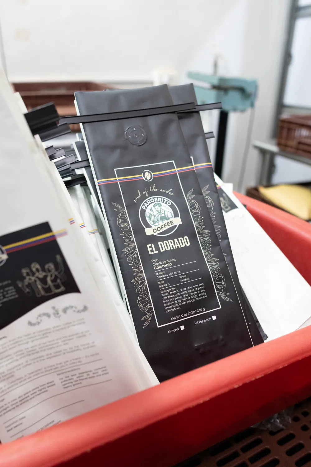 Parcerito Coffee – retrato institucional con iluminación controlada – fotografía corporativa en Bogotá