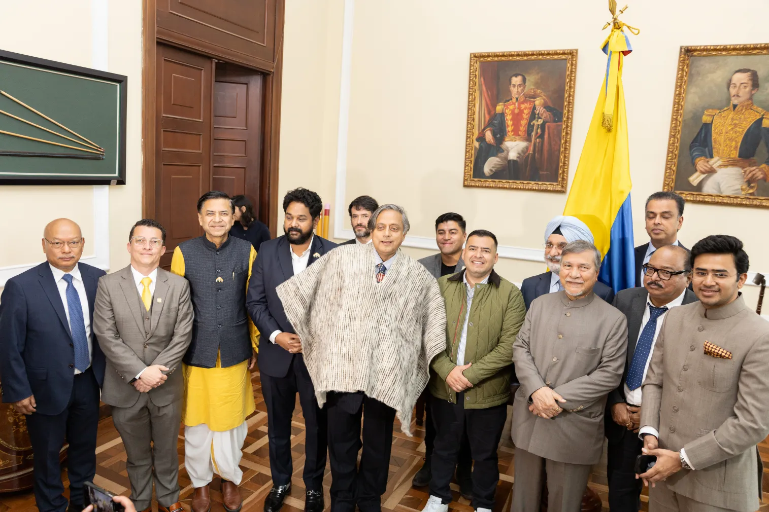 Visita diplomática – delegación en sesión de trabajo – fotografía corporativa en Bogotá